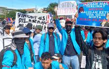 Demo Mahasiswa Tolak UU Pilkada Berlanjut di Jatim, Ricuh Usai Massa Kepung Gedung DPRD