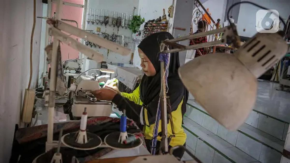 Pekerja menjahit pakaian yang diproduksi di salah satu industri konveksi rumahan di Kawasan Cipadu, Kota Tangerang, Banten, Selasa (9/1/2024). Pemerintah menyiapkan anggaran untuk subsidi bunga Kredit Usaha Rakyat (KUR) sebesar Rp47,78 triliun pada 2024.