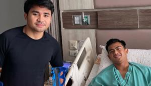 Asnawi Mangkualam menjenguk Pratama Arhan yang baru selesai menjalani operasi di Bangkok, Thailand, Selasa (24/2/2026). (Dok. Instagram Asnawi Mangkualam)