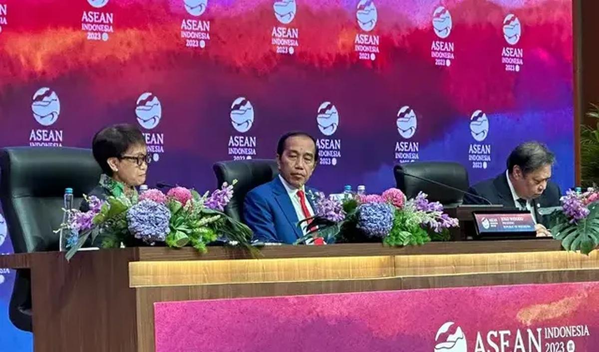 Jokowi didampingi Menko Perekonomian Airlangga Hartarto, Menko Kemaritiman dan Investasi Luhut Binsar Pandjaitan.<br>