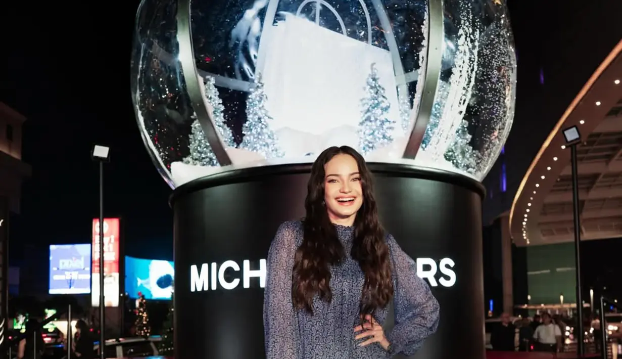 Enzy Storia kenakan dress print biru navy dengan detail ruffle di kerah dan rok. Dress ini dipadu dengan boots yang edgy dan Hamilton Bag Michael Kors [@enzystoria]