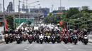 Demonstran melakukan konvoi saat berunjuk rasa di Bangkok, Thailand, Jumat (10/9/2021). Demonstran mendesak Perdana Menteri Thailand Prayut Chan-O-Cha mengundurkan diri atas penanganan pemerintah terhadap COVID-19 dan pembebasan tahanan politik. (LILLIAN SUWANRUMPHA/AFP)