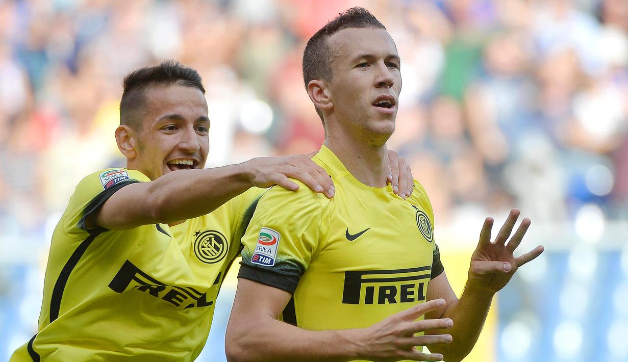 Pemain Inter Ivan Perisic (kanan) merayakan gol ke gawang Sampdoria dalam lanjutan Liga Italia Serie A di Stadion Luigi Ferraris, Genoa, Minggu (014/10/2015) Sampdoria dan Inter imbang 1-1. (EPA/Luca Zennaro)