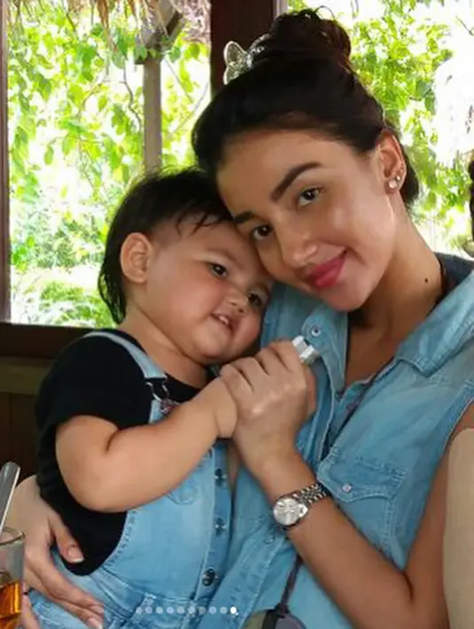 Ia mengaku bukan ingin mencari sensasi, tapi lewat tulisan panjang itu, perempuan 26 tahun itu hanya ingin menyampaikan pesan pada ibu psikolog yang ada di foto bersama anaknya tersebut. (Instagram/tsaniamarwa54)