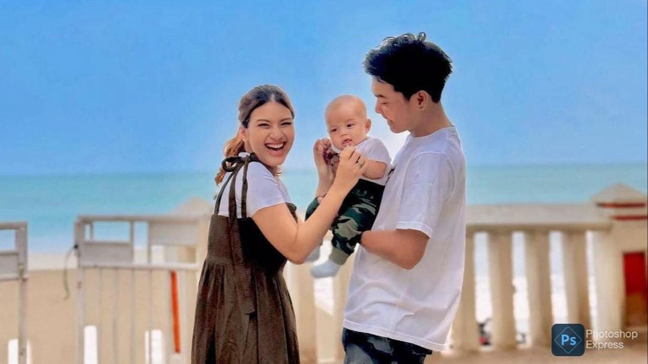Potret Nabila Maharani & Tri Suaka Liburan di Pantai Anyer, Asyik Momong Sang Buah Hati Sambil Nikmati Sunset
