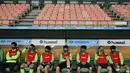Para pemain Jeonbuk Hyundai Motors di bangku cadangan saat melawan Suwon Samsung Blue Wings pada laga K-League di Stadion Jeonju, Korea Selatan, Jumat (8/5/2020). Kembali bergulir di tengah wabah corona, K-League tanpa penonton. (AFP/Jung Yeon-Je)
