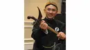 Ronal datang dengan mengenakan pakaian adat Jawa lengkap dengan kerisnya, Gran Mahakam Hotel, Jakarta Selatan, Kamis (22/5/2014) (Liputan6.com/Panji Diksana).