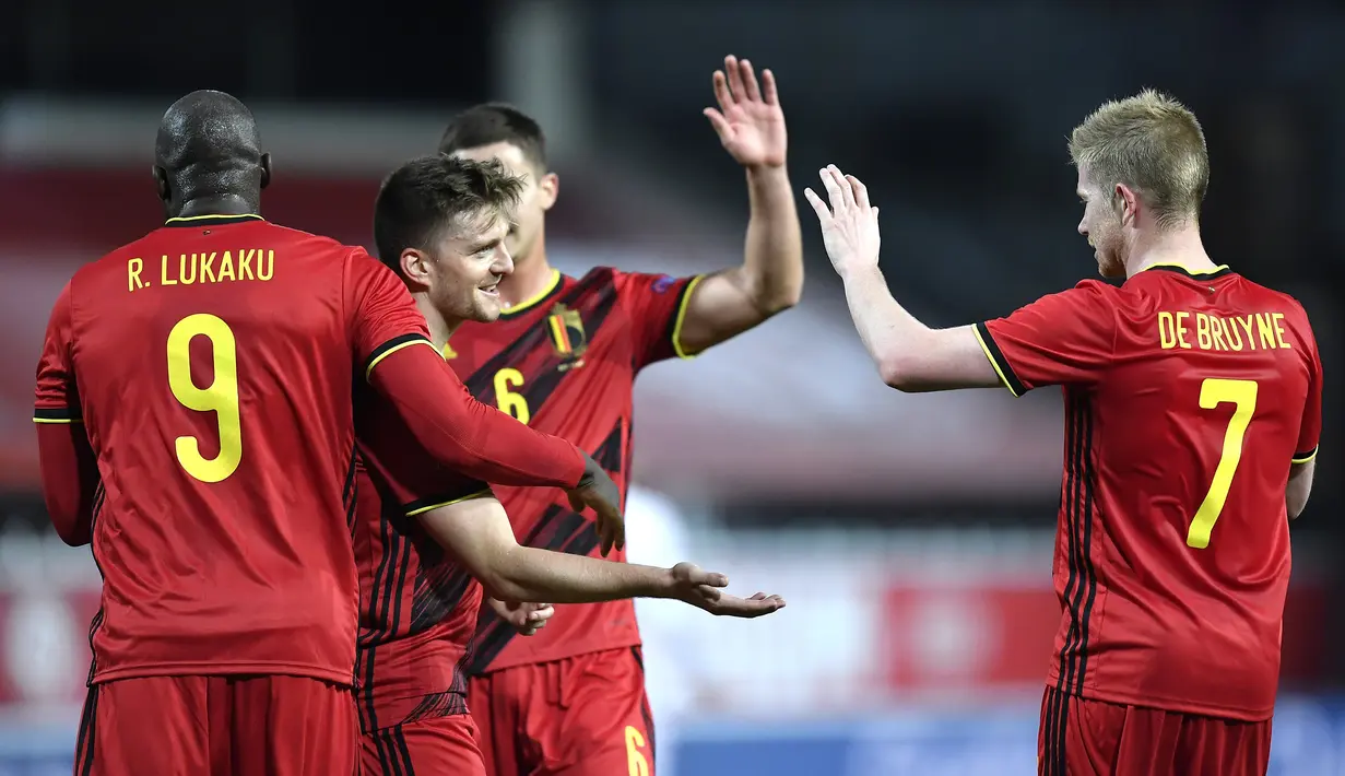 Pemain Belgia merayakan gol yang dicetak Kevin De Bruyne ke gawang Denmark pada laga lanjutan UEFA Nations League di Stadion Den Dreef, Kamis (19/11/2020) dini hari WIB. Belgia menang 4-2 atas Denmark. (AFP/John Thys)