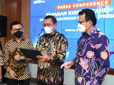 Direktur Utama BTN (persero) Tbk Haru Koesmahargyo (kedua kanan), Direktur Finance Planning & Treasury Nofry Rony Poetra, Direktur Risk Management& Transformation Setiyo Wibowo dan Direktur Wholesale Risk & Asset Management Elisabeth Novie Riswanti berbincang saat paparan kinerja 2021.(Liputan6.com)