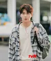 Kemudian Kim Seon Ho berperan sebagai Hong Doo Shik, pekerja serabutan yang banyak membantu orang. (Foto: Instagram/tvndrama.official)