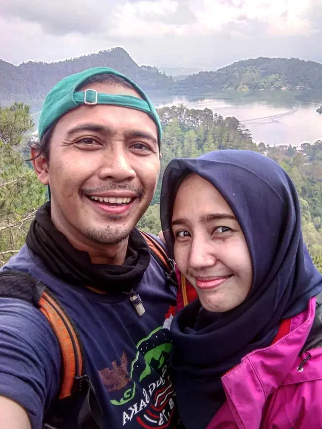 6 Potret Kebersamaan Wawan 'Klantink' dan Istri, Selalu Romantis