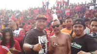 Dua pentolan kelompok suporter Ultras Palembang menyaksikan langsung pertandingan Liga 1 2017 yang mempertemukan PSM kontra tim kesayangan mereka, Sriwijaya FC, di Stadion Andi Mattalatta, Makassar. Minggu (20/5/2017). (Bola.com/Riskha Prasetya)