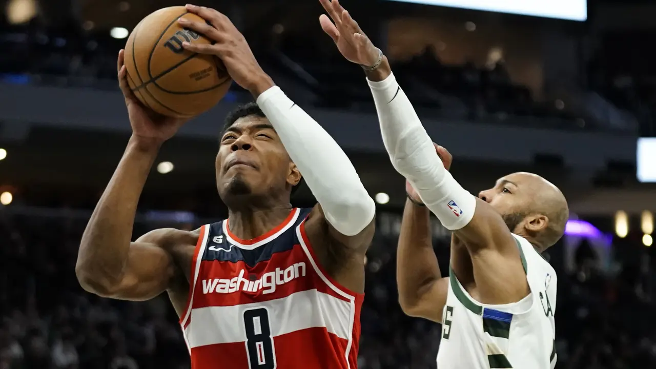 Pemain Jepang Rui Hachimura (no 8) tampil gemilang saat Wizards menghajar Bucks di lanjutan NBA 2022/2023