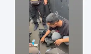 Cuplikan video viral pria Diinterogasi Polisi Saat Demo. (Istimewa)