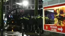 Polisi bersiap untuk mengamankan aksi protes yang digelar oleh warga Turki di Rotterdam, Belanda (11/3). Ketegangan ini terjadi beberapa jam setelah Mevlut Cavusoglu menyatakan akan terbang ke Rotterdam dan dilarang Belanda. (AFP/Emmanuel Dunand)