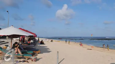 Sejumlah wisatawan menikmati keindahan Pantai Pandawa, Bali, Jumat (28/8/2015). Wisatawan mancanegara menjuluki pantai pandawa dengan sebutan Secret Beach. (Liputan6.com/Herman Zakharia)