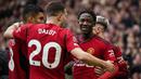Selebrasi gelandang Manchester United, Kobbie Mainoo (kanan) bersama rekannya, Diogo Dalot (tengah) dan Casemiro usai mencetak gol kedua timnya ke gawang Liverpool pada laga pekan ke-32 Premier League 2023/2024 di Old Trafford Stadium, Manchester, Minggu (7/4/2024). (AP Photo/Dave Thompson)