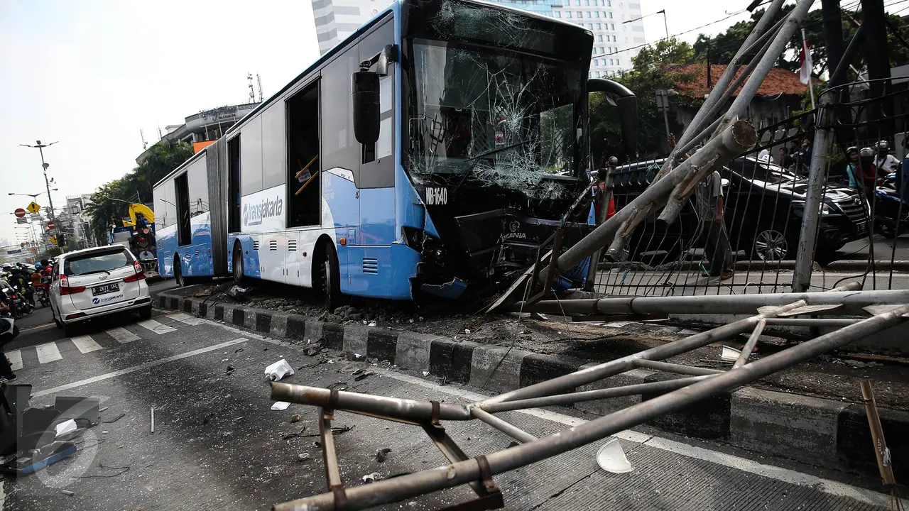 20160906-Bus TransJakarta Tabrak Pembatas Jalan-Jakarta