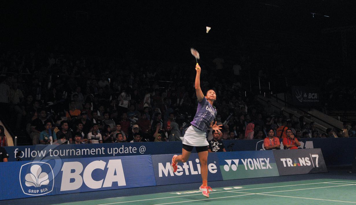 Pebulu Tangkis ganda putri, Greysia Polii mengembalikan kok ke pebulu tangkis Eva LEE dan Paula Lynn Obanana di BCA Indonesia Open 2015 di Jakarta, Rabu (3/6/2015). Nitya Krishinda M dan Greysia Polii  menang 21-13 21-10. (Liputan6.com/Herman Zakharia)