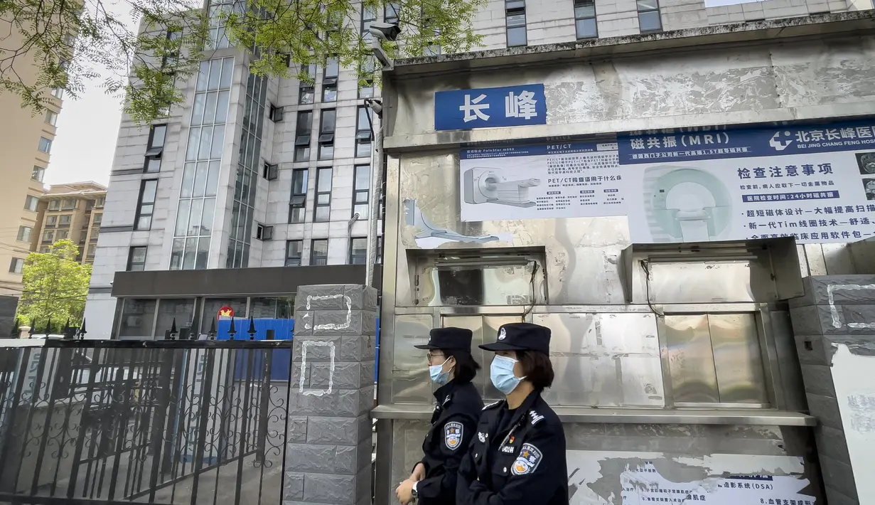 Yang lainnya berlindung dengan bertengger di unit pendingin udara di luar. (AP Photo/Andy Wong)