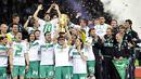 Werder Bremen's captain Frank Baumann and teammates celebrate with the trophy after DFB German Cup final match Werder Bremen vs Bayer Leverkusen on May 30, 2009 at Olympic stadium in Berlin. Werder won 1-0. AFP PHOTO/NIGEL TREBLIN