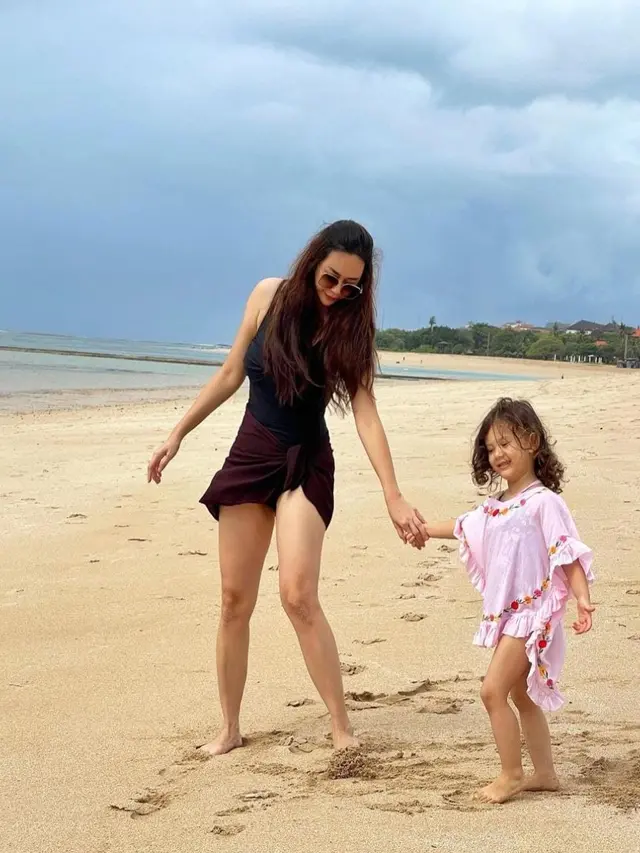 OOTD Selebriti saat Bermain di Pantai Bareng Anak