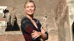 Maria Sharapova tersenyum pada fotografer saat berpose di Colosseum, Roma pada Minggu (14/5/2017). ( EPA/Giorgio Onorati )