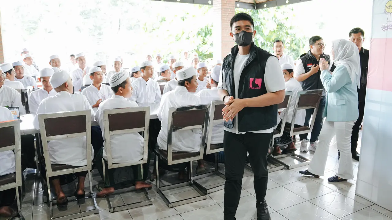 Ketua Umum Partai Solidaritas Indonesia (PSI) Kaesang Pangarep bersama Himpunan Pengusaha Muda Indonesia (HIPMI) Banjar Baru memberikan santunan dengan anak yatim.