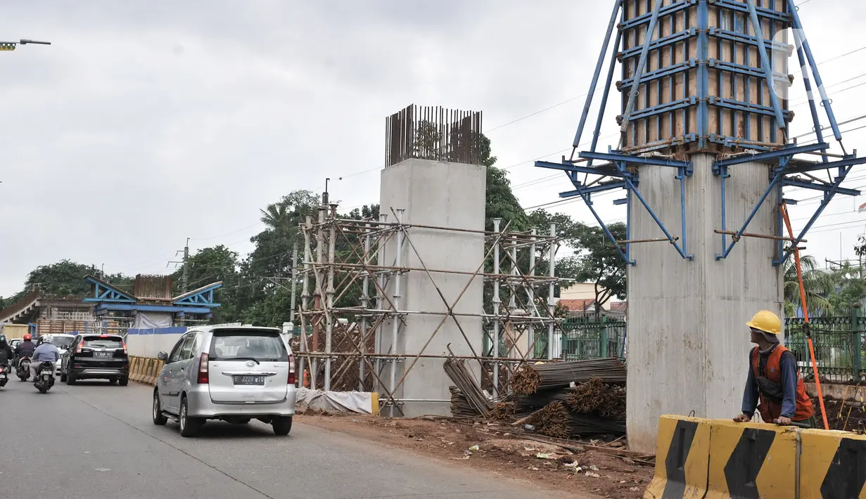 Kendaraan melintasi proyek pembangunan Flyover Lenteng Agung, Jakarta, Rabu (26/2/2020). Proyek jalan layang putar arah yang menghabiskan anggaran Rp140,8 miliar tersebut ditargetkan rampung pada November 2020. (merdeka.com/Iqbal S Nugroho)