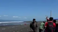 Tiga bersaudara hilang tersapu ombak besar saat sedang mandi di pantai
