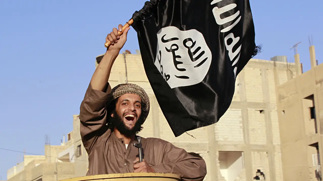 Kocak! Lagi Serius Perang, Pejuang ISIS Ini Jatuh dari Mobil Bak