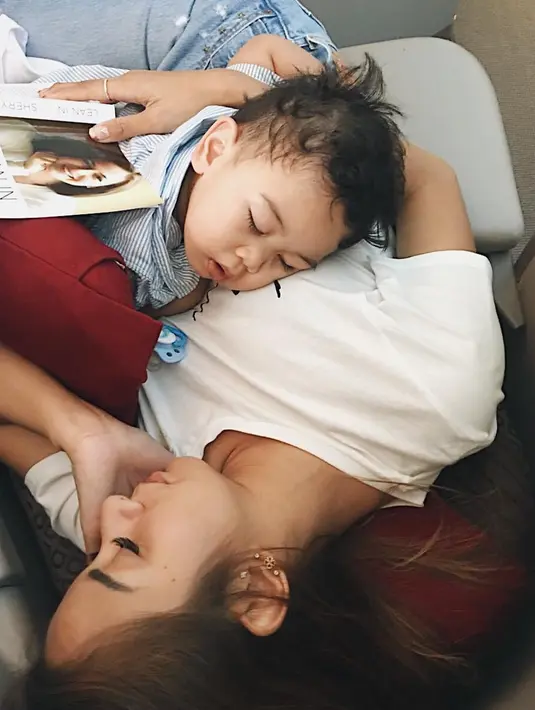 Nah kalau yang satu ini adalah gaya Kirana saat tidur bersama buah hatinya. Pelukan antara ibu dan anak ini terlihat begitu hangat.  (Instagram/kiranalarasati)