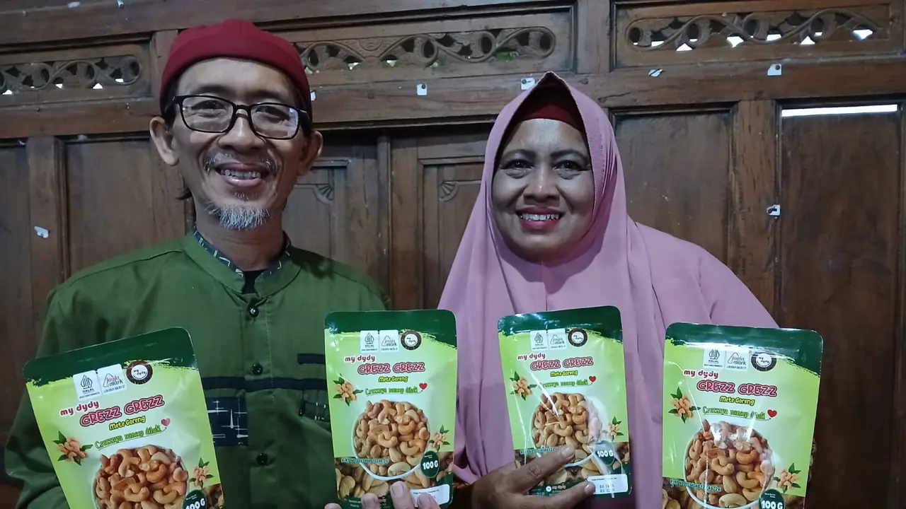Diah Dwi Kusumandari bersama Suaminya, Warsito, sebagai owner My Dydy Crezz Crezz Mete Goreng