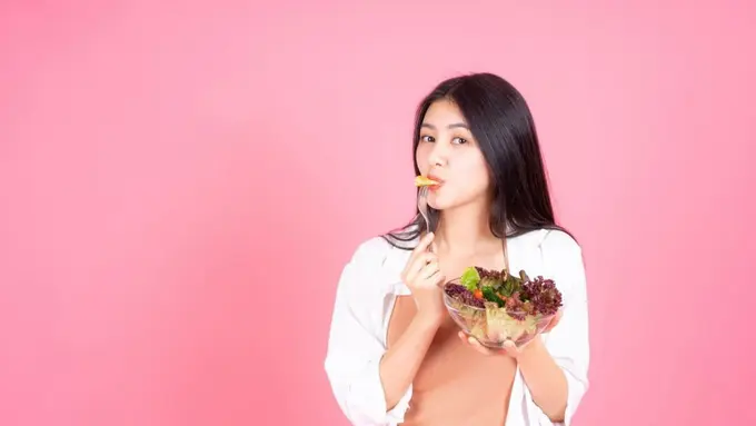 Konsumsi makanan yang sehat dan bergizi dapat menurunkan lemak di perut