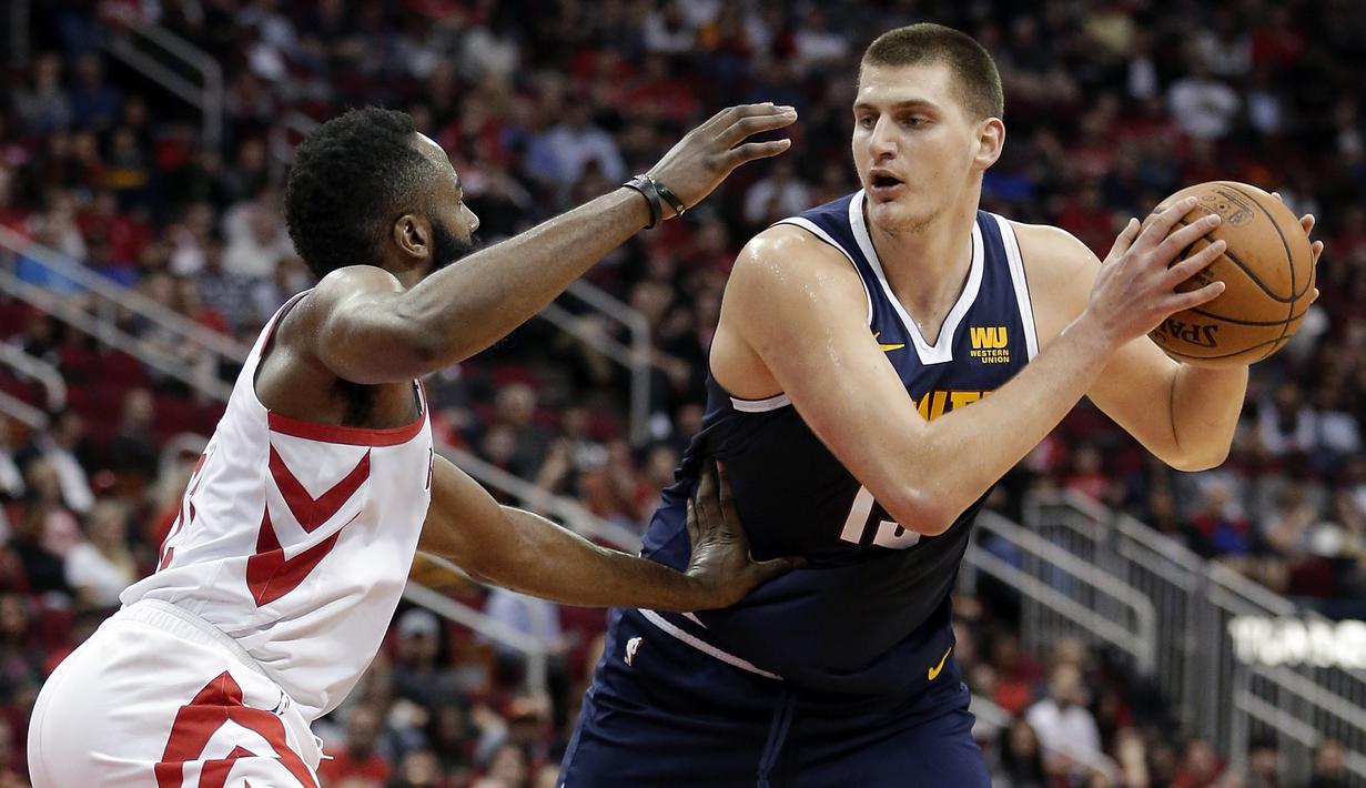Pebasket Houston Rockets, James Harden, berusaha merebut bola dengan pemain Denver Nuggets, Nikola Jokic, pada laga NBA di Toyota Center, Selasa (8/1). Houston Rockets menang 125-113 atas Denver Nuggets. (AP/Michael Wyke)