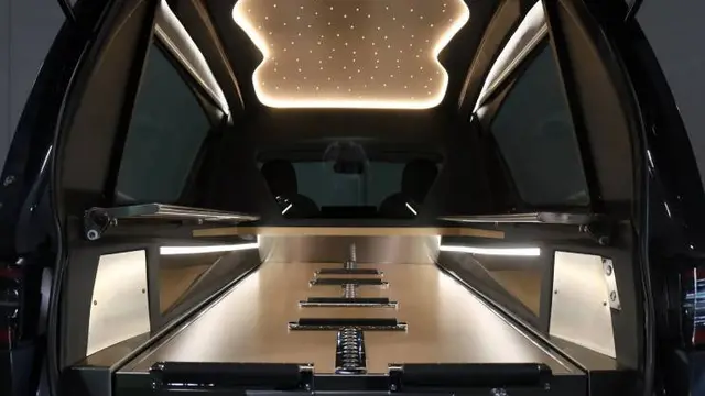 Interior Tesla Model 3 ini berubah total untuk dijadikan mobil jenazah