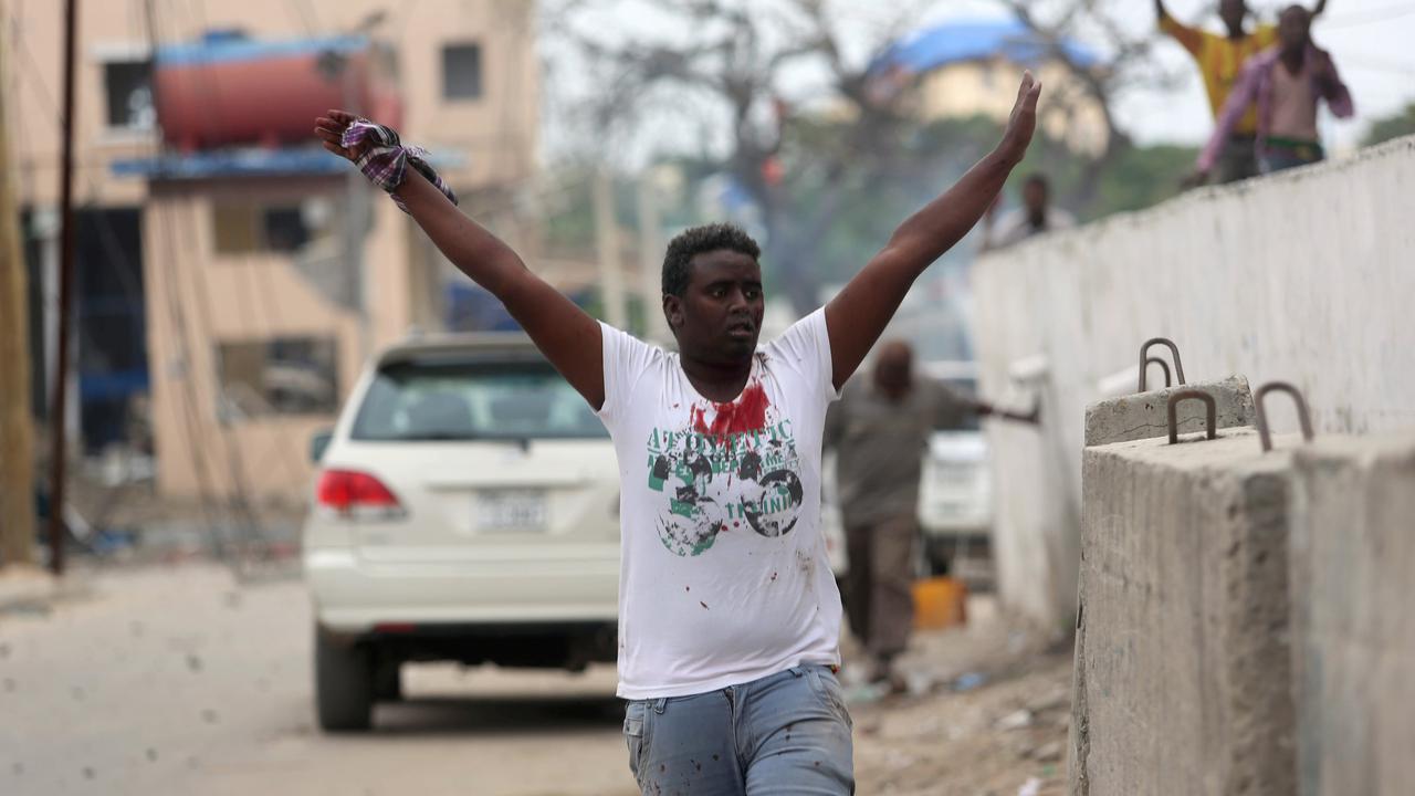 Orang-orang mengangkat tangan di tengah penyerangan di sebuah hotel di Mogadishu