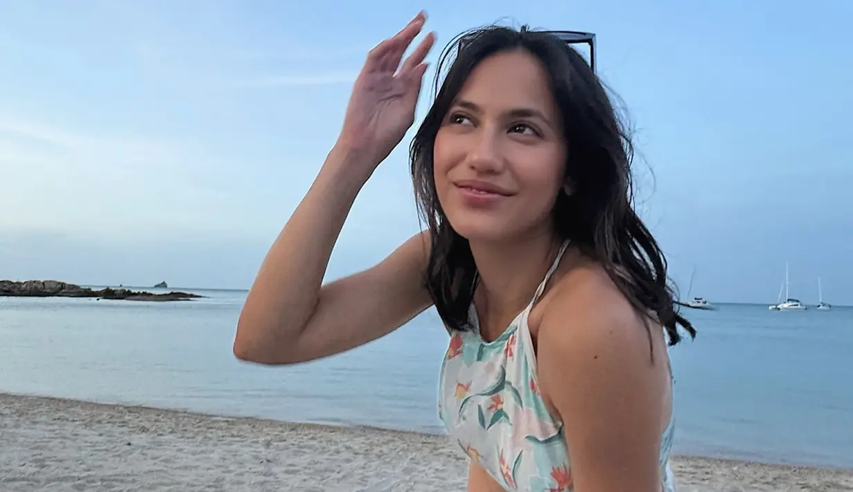 Menikmati momen liburan ke Thailand, adik dari Keenan Pearce mengunjungi berbagai tempat wisata. Salah satu tempat wisata yang ia kunjungi adalah pantai Choeng Mon. Dalam potretnya tersebut, terlihat bahwa suasana di pantai tidak cukup ramai dan bisa bersantai dengan nyaman. (Liputan6.com/IG/@pevpearce)