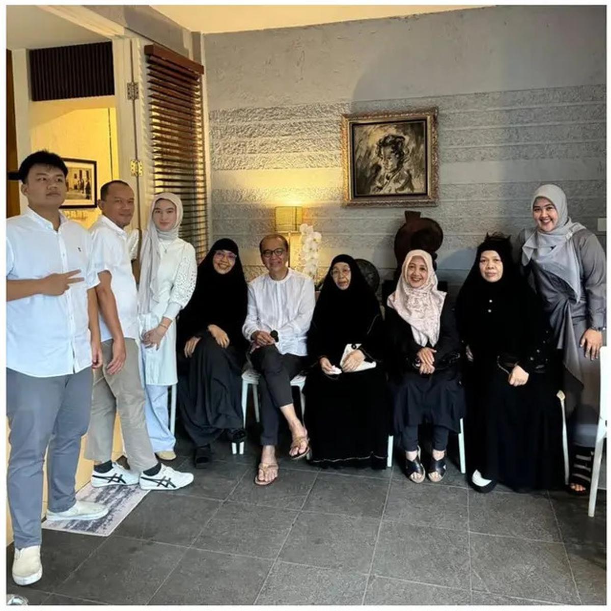 6 Potret Buka Puasa Keluarga Helmy Yahya dan Tantowi Yahya, Penuh Kehangatan