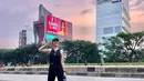 Lari pagi kini memang menjadi hobi dari Nia Ramadhani. Saat lari pagi di Car Free Day Sudirman, istri Ardy Bakrie itu tampil serba hitam dengan mengenakan tanktop dan legging. (instagram/ramadhaniabakrie)