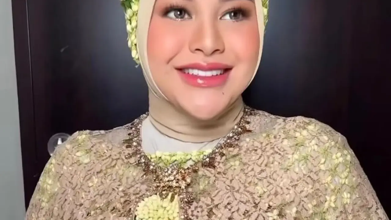 8 Gaya Busana dan Makeup Aurel Hermansyah di Acara Mitoni, Bumil Makin Cantik dan Glowing