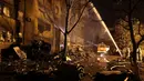 Petugas pemadam kebakaran berusaha memadamkan lokasi kejadian setelah sebuah pesawat tempur jatuh ke daerah perumahan di Yeysk, Rusia, Senin (17/10/2022). Kecelakaan itu memicu kebakaran besar dan menewaskan sedikitnya empat orang, enam orang hilang dan melukai 21 lainnya, delapan dalam kondisi serius. (AP Photo)