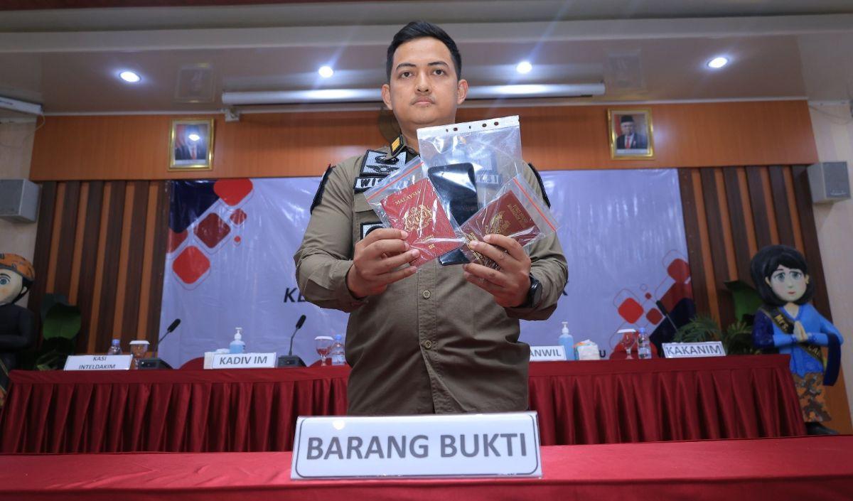 Verico melanjutkan, tim imigrasi juga bertemu dengan AP selaku penjamin. AP merupakan adik kandung dari S.