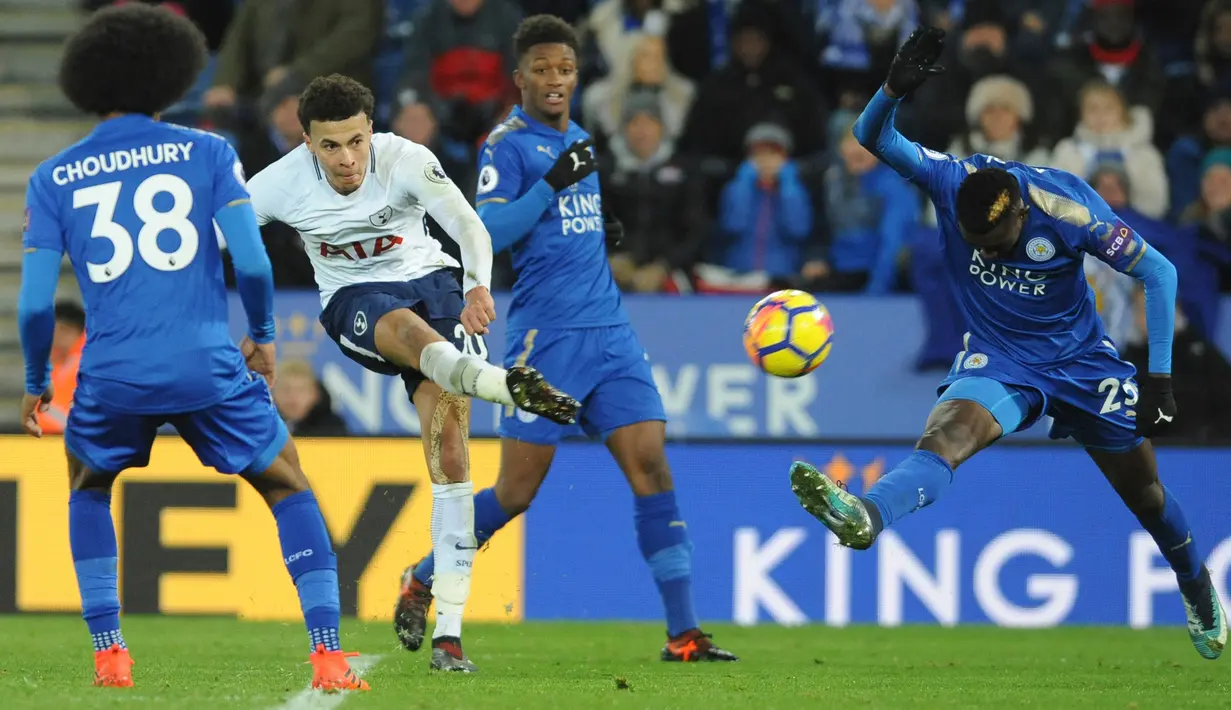 Pemain Tottenham Hotspur, Dele Alli melakukan tendangan ke gawang Leicester City dalam lanjutan pertandingan Premier League di King Power Stadium, Rabu (29/11). Tottenham Hotspur menyerah 1-2 di tangan tuan rumah Leicester City. (AP/Rui Vieira)