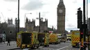 Sejumlah kendaraan medis terlihat di jembatan Westminster, sekitar gedung Parlemen Inggris di London, Rabu (22/3). Serangan teror di Jembatan Westminster dan Gedung Parlemen Inggris menewaskan 5 orang dan melukai sedikitnya 40 orang. (NIKLAS HALLE'N/AFP)