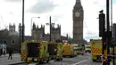 Sejumlah kendaraan medis terlihat di jembatan Westminster, sekitar gedung Parlemen Inggris di London, Rabu (22/3). Serangan teror di Jembatan Westminster dan Gedung Parlemen Inggris menewaskan 5 orang dan melukai sedikitnya 40 orang. (NIKLAS HALLE'N/AFP)