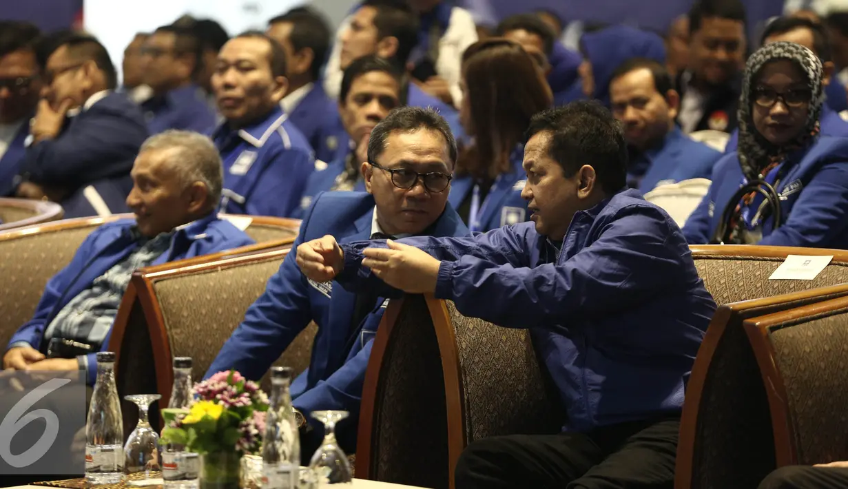 Zulkifli Hasan berbincang dengan Ketua Umum Komite Ekonomi dan Industri Nasional (KEIN), Soetrisno Bachir saat pembukaan Rapat Kordinasi Nasional Pemenangan Pemilu Partai Amanat Rakyat di Jakarta, Rabu (14/12). (Liputan6.com/Faizal Fanani)