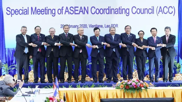 Menlu Retno bersama dengan Menlu di kawasan ASEAN dalam  pertemuan Khusus Menlu ASEAN dan RRT di Vientienne, Laos, Kamis, 20 Februari 2020.