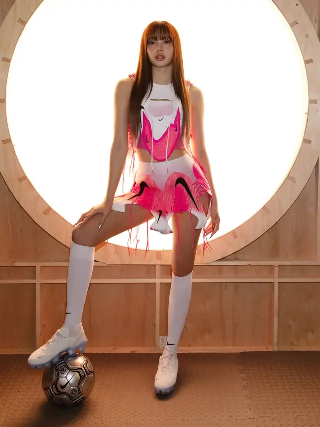 Gaun Unik Lisa BLACKPINK di Campaign Nike Rip the Script Curi Perhatian, Terbuat dari Sepatu Bola