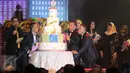 Grup lawak Bagito meniup lilin pada acara syukuran reuni "Bagito Return: Everlasting Memories Reunion" di Senayan City, Jakarta, Rabu (2/11). Bagito menggelar syukuran reuni yang bertepatan dengan perayaan ulang tahun ke-38. (Liputan6.com/Herman Zakharia)